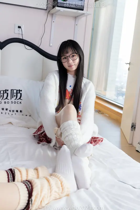 [BoBoSocks袜啵啵] NO.484 小甜豆甜甜圈-两双板鞋、油亮肉丝（脚尖透明款）、堆堆袜套、白棉袜、脚对脚 斗脚 手互相挠脚剧情（剧情版） 10
